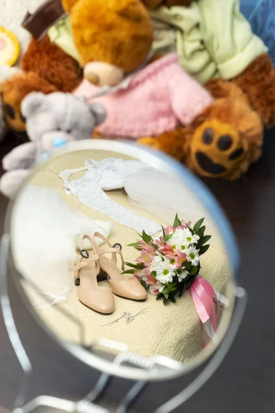 Brautkleid Schuhe Und Brautstrauß Sind Spiegelnähe Von Teddybären — Stockfoto