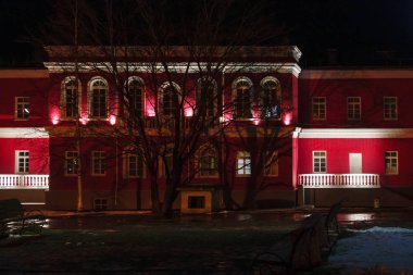 Düğün sarayının eski kırmızı binası. Kışın gece aydınlığı.