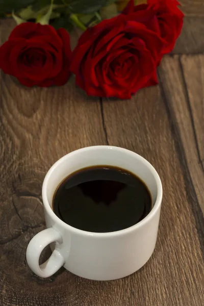 Romantischer Strauß Roter Rosen Auf Einem Holztisch Und Einer Tasse — Stockfoto
