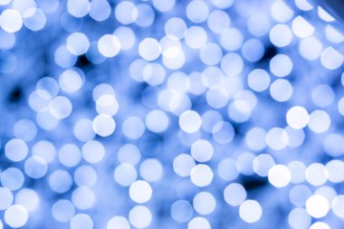 Işıl ışıl beyaz ve mavi bokeh arka planının tatil aydınlatması