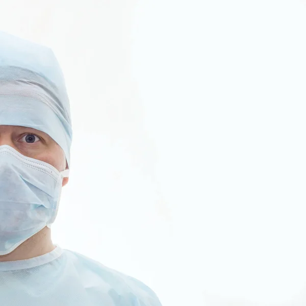 Steril Cerrahi Maske Tıbbi Kapak Takmış Cerrahın Yarısı Beyaza Izole — Stok fotoğraf