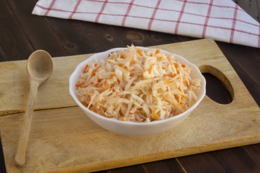 Geleneksel Rus havuçlu lahana turşusu.