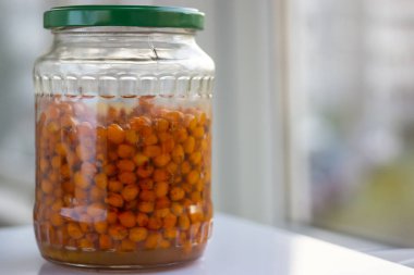 Ev yapımı deniz dikeni reçelli cam kavanoz.