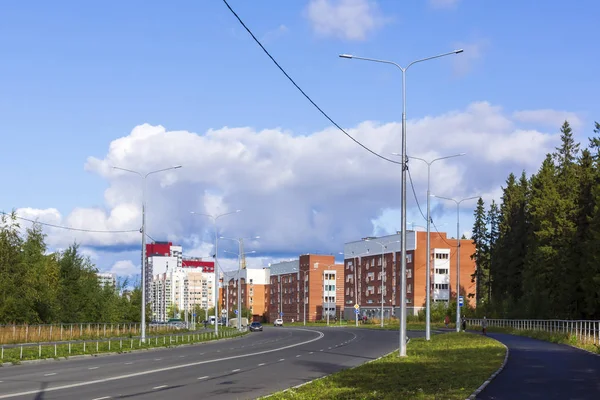 Yol Güneşli Bir Sonbahar Gününde Modern Kentsel Binalarla Şehir Caddesine — Stok fotoğraf