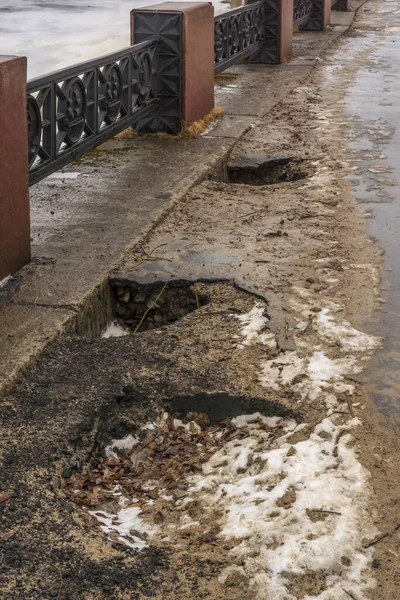 Stora Gropar Och Dopp Staden Asfalt Trottoar Sjön Vallen Vintern — Stockfoto