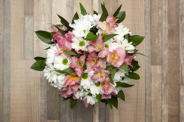 Vacker Bukett Färska Blommor Trä Bakgrund — Stockfoto
