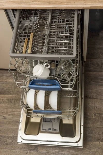 Πλυντήριο Πιάτων Καθαρά Πιάτα Φλιτζάνια Κουτάλια Και Πιρούνια Στην Κουζίνα — Φωτογραφία Αρχείου