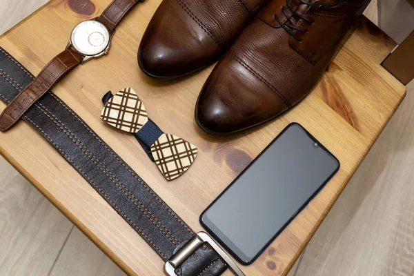 Accesorios Para Hombre Zapatos Relojes Cinturón Smartphone Pajarita Concepto — Foto de Stock