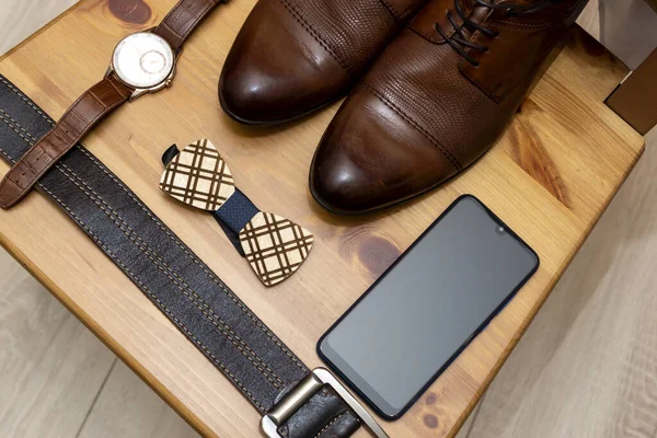 Accessori Uomo Scarpe Orologi Cintura Smartphone Papillon Concept — Foto Stock