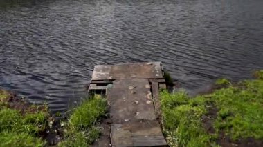 Küçük orman gölündeki eski iskele Yazın rüzgarlı bir günde