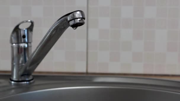 Eau Goutte Goutte Dans Évier Cuisine Métal Rond Robinet Robinet — Video