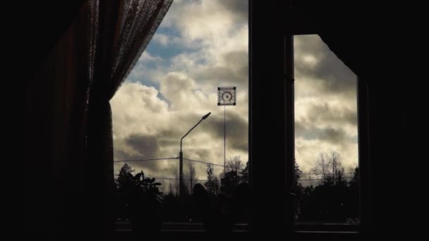 Raambeeld Van Een Bewolkt Landschap Buiten Het Raam Een Winderige — Stockvideo