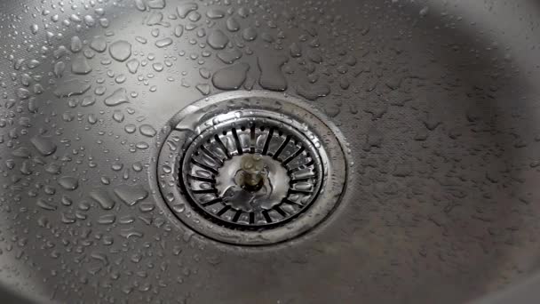 Gocce Acqua Cadono Nel Lavandino Metallo Rubinetti Che Perdono Rubinetto — Video Stock