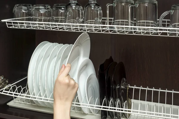 Donna Mano Aggraziata Tira Fuori Piatto Pulito Dalla Credenza — Foto Stock