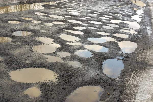 Pits Sur Chemin Gravier Avec Boue Des Flaques Eau Printemps — Photo