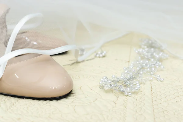 Sapatos Casamento Sob Véu Noiva Branco Decoração Jóias — Fotografia de Stock