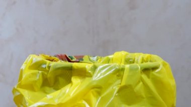 Kullanılmış eldiven ve yüz maskeleri çöp kutusuna uçar.