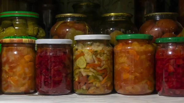 Speisekammer Regal Mit Proviant Glasgefäßen Mit Eingelegtem Gemüse — Stockfoto