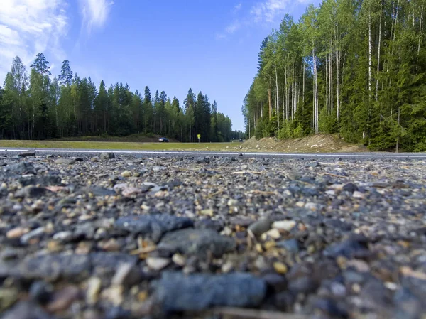 Krajobraz Wiejski Asfaltową Drogą Poboczem Lasu Karelii — Zdjęcie stockowe