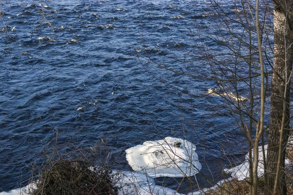 Resten Van Ijs Rivier Het Voorjaar — Stockfoto