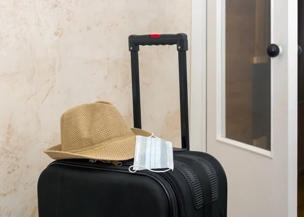 Μάσκα Προσώπου Χειραποσκευή Ταξιδιωτών Δίπλα Καπέλο Εσωτερικό Χώρο Στην Πόρτα — Φωτογραφία Αρχείου