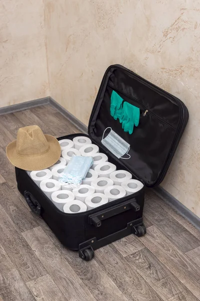 Ανοιγμένη Βαλίτσα Ταξιδιώτη Ρολά Χαρτιού Υγείας Μάσκες Και Καπέλο — Φωτογραφία Αρχείου