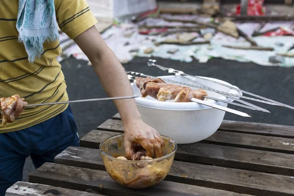 Les Mains Poussent Viande Marinée Juteuse Sur Les Brochettes Pour — Photo