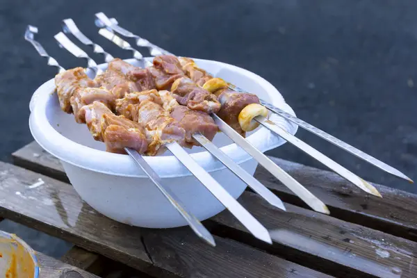 Brochettes Avec Viande Marinée Juteuse Pour Friture Sur Pique Nique — Photo