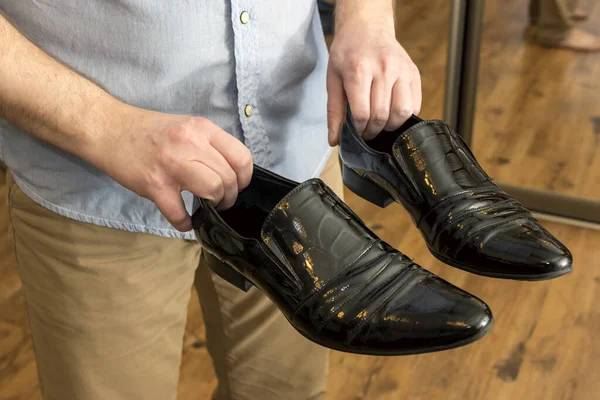 Hombre Con Clásico Negro Charol Zapatos Masculinos Las Manos — Foto de Stock