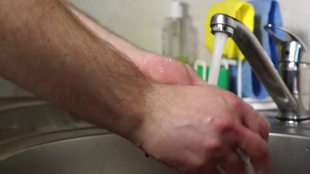Ruce Pečlivě Namydlete Mýdlem Pod Kohoutkem Vodou Pro Hygienu — Stock video