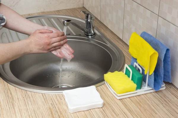 Mulher Lava Bem Mãos Com Sabão Torneira Água Cozinha — Fotografia de Stock