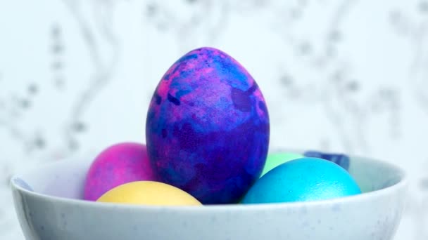 Uova Pasqua Lucenti Una Boccia Lentamente Ruotano Sfondo Leggero — Video Stock