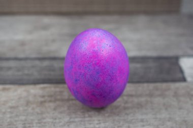 Ahşap arka planda canlı ve parlak paskalya yumurtası