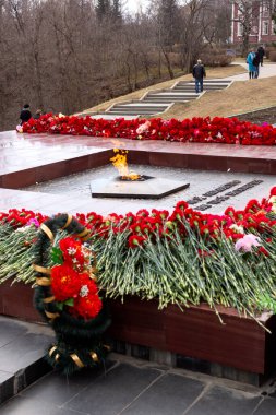 Zafer Günü 'nde şehirde birçok kırmızı karanfille ölümsüz Alev Savaşı anıtı