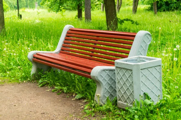 Бесплатная Скамейка Цветущем Зеленом Городском Парке — стоковое фото
