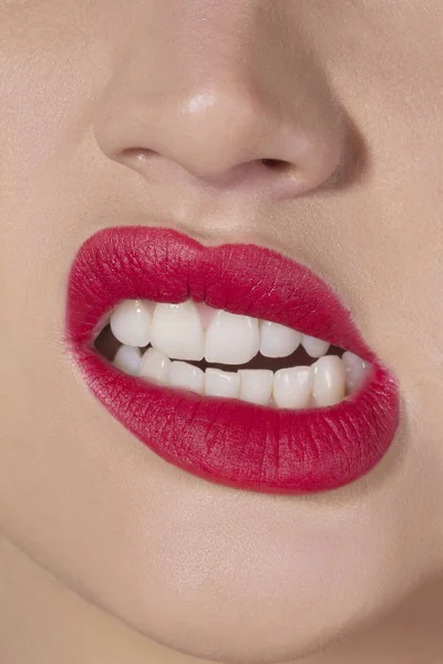 그녀의 이빨을 연마 — 스톡 사진