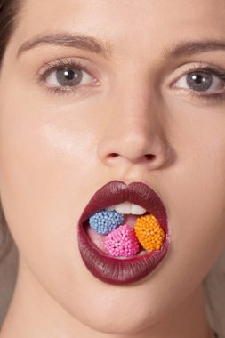 Şeker kaplı ısırma davranır