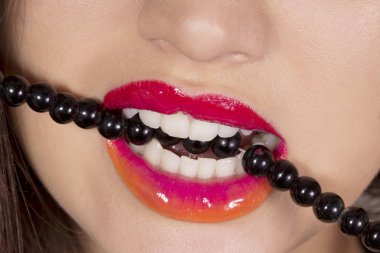 Boncuk bir dizi dişleri ısırma