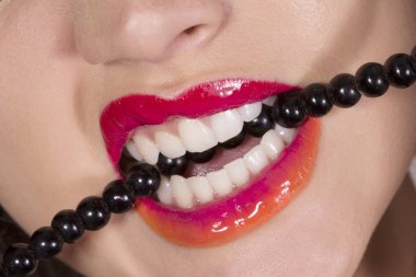 Boncuk bir dizi dişleri ısırma