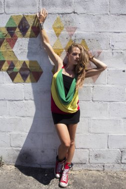 Dışarıda grungy poz