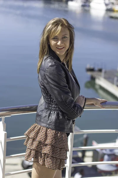 Enjoying the sun at the harbor — Stock Photo, Image