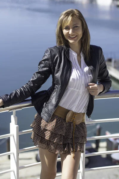 Enjoying the sun at the Cape Town harbor — Stock Photo, Image