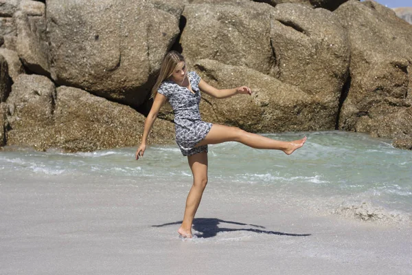 Dancing on the seashore — Stock Photo, Image