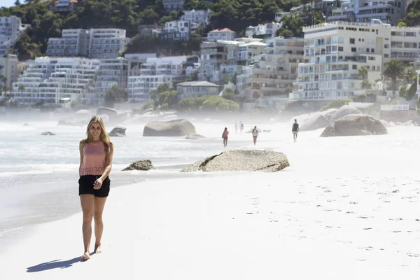 Dar um passeio na praia — Fotografia de Stock