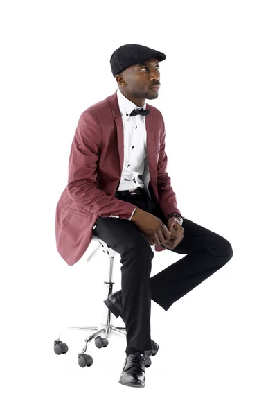 Hombre africano sentado con una expresión en blanco — Foto de Stock