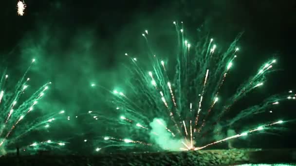 Shooting emerald sparks from the ground — Stock Video
