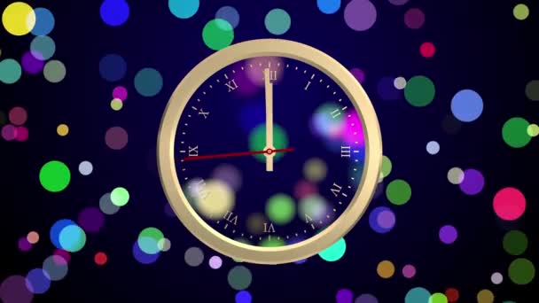 Animované zlaté hodiny na barevné konfety padající na tmavě modré pozadí. Posledních 20 sekund do 12 hodin. — Stock video