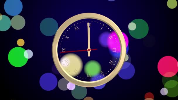 Animované zlaté hodiny na velké barevné konfety padající na tmavě modré pozadí. Posledních 20 sekund do 12 hodin. — Stock video