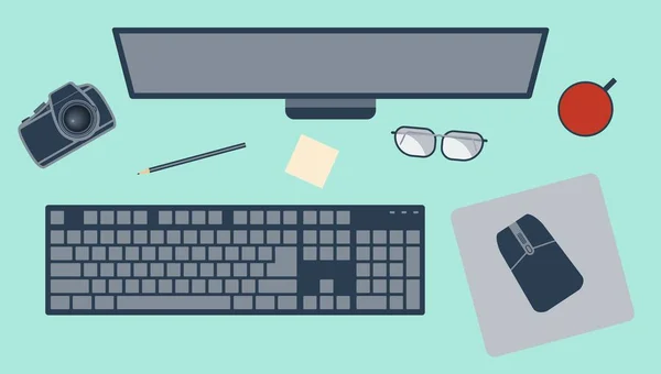 Posto di lavoro con monitor, tastiera, mouse, mouse pad, matita, occhiali e una fotocamera. Illustrazione piatta vettoriale — Vettoriale Stock