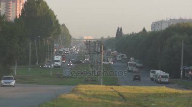 Bir yaz gününde şehir sokak. Rusya, Sibirya, Omsk şehir. Video Haziran 2017 yılında çekilmiştir.